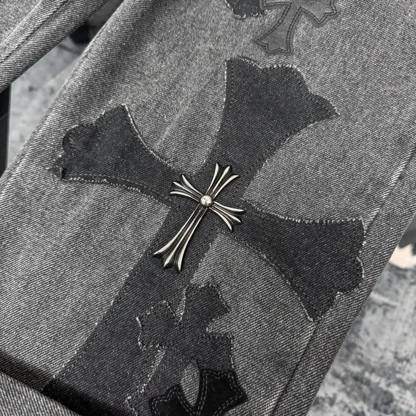 P300 CH Chromehearts black cross-stitched leather black and gray heavy-duty cow king jeans, cabinet price 74W level, patchwork cross pattern embellishment, washed jeans! ! An absolutely high-end luxury product, a 1.9W-level god-level single product, a super popular product, made by top heavy industry, a magic weapon that cannot be missed! [About Zangyin] This is an extremely luxurious fashion brand that can also be called the aristocracy of the high street. It has always been an exclusive brand for some hipsters or rich second generations. Compared with ordinary high streets, it is more luxurious and noble. Compared with luxury brands, it is more fashionable and individual. It has always been a brand that I have a special liking for. [Top heavy industry fashion design] Consistently high-street luxury style. Speaking of this style, the Zangyin family and GU family are definitely the leading representative brands. Especially the Zangyin family has really achieved a state-of-the-art effect in creating high-street style. The unique washed material is used to create this style. The color system is already quite eye-catching. After it is decorated with patchwork cross flowers, it cleverly highlights the charm of the brand. Secondly, this style uses classic The high-waist cutting design highlights the long legs and fashionable temperament of the upper body. The brand is highly recognizable and the slim fit configuration is more suitable for daily wear. It is a product that interprets personality, fashion, and specifications at a glance. This single product is enough to make any fan excited. It can be a white T-shirt for a youthful college style, or a tight suspender for a royal style. It has strong matching ability and can be easily controlled by men.  [Materials and craftsmanship] Needless to say, this point goes without saying. As an excellent craftsman brand, Zangyin’s requirements for details and craftsmanship are really perfect. The washed color of this model has gone through so many processes, not to mention the embellishment of denim appliques. It is also purely hand-made and sewn. Just like what they believe in, only hand-made things have soul and have the meaning of wear. A top-notch heavy-duty fashionable denim item, I look forward to your perfect interpretation! !  Color: black gray Size: 28-36